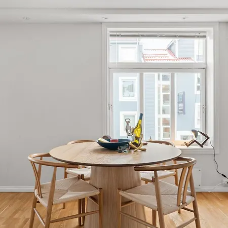 New - Sander's Polar Escape- Downtown Apartman